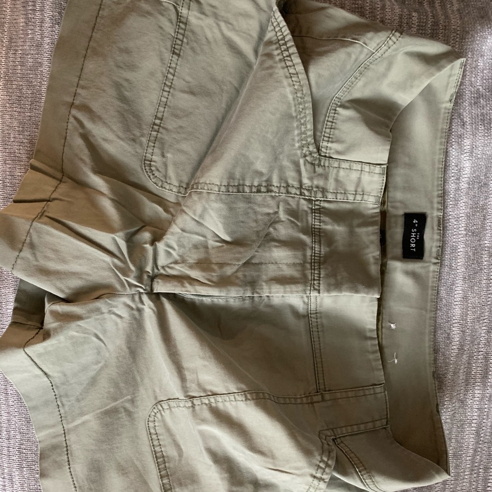 White House Black Market 4” short